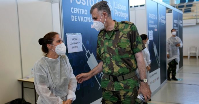 Portogallo, dalla fiducia nel sistema sanitario al ricordo dei danni della poliomielite: così il Paese è il più protetto (grazie a un militare)