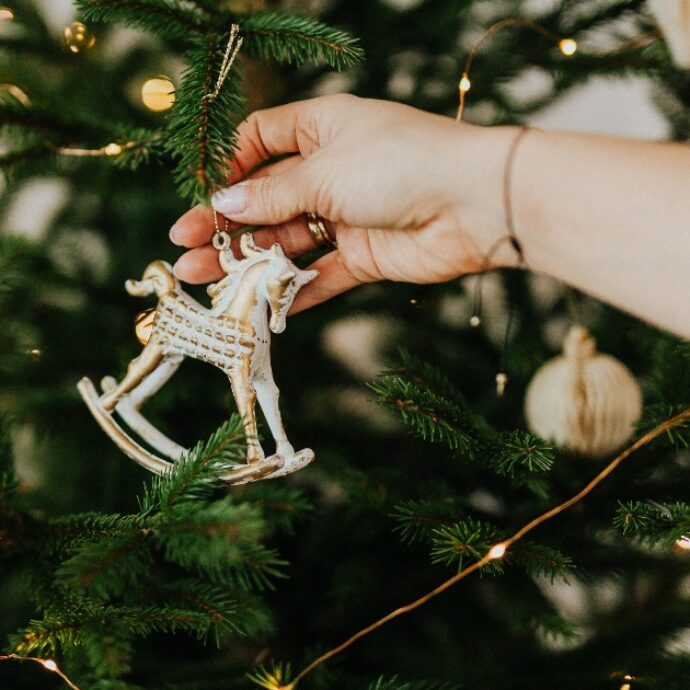 Hai già fatto l’albero di Natale e riempito casa di decorazioni natalizie? Ecco cosa dicono gli psicologi