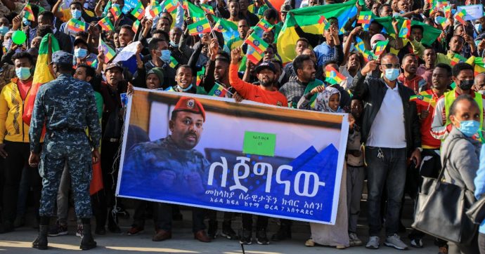 Etiopia, il premier Nobel per la Pace va al fronte per combattere i ribelli del Tigray. Farnesina: “Italiani lascino il Paese”