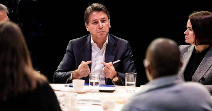 Renzi attacca Conte per una conferenza in Olanda. Il leader M5s: “Non ho preso un euro, il problema è essere pagati da Stati stranieri”