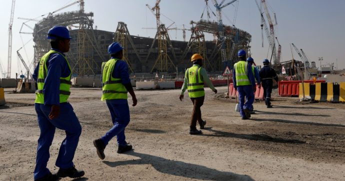 Qatar, arrestati due giornalisti norvegesi che indagavano sui cantieri per i Mondiali del 2022: “Filmato senza permesso”