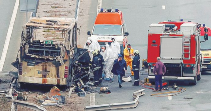 Strage di turisti: pullman a fuoco 46 vittime tra cui 12 bambini