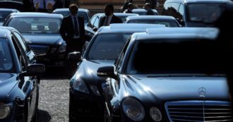 Copertina di Auto blu, la pubblica amministrazione dà il cattivo esempio: meno vetture elettriche, più emissioni e norme violate