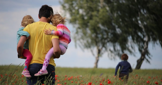 Riconoscimento tardivo dei figli: c’è parità tra padri e madri in Italia?