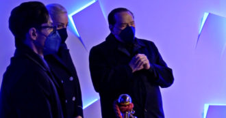 Copertina di Berlusconi commosso saluta Ennio Doris: la visita alla camera ardente – Video