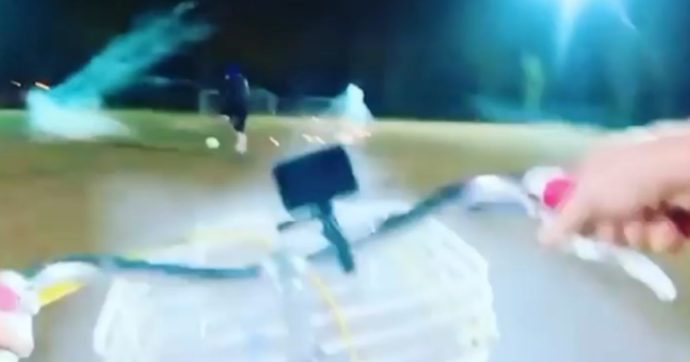 Domeniche Bestiali – L’allenamento del bomber pigro: il mister lo insegue in bici con un bengala spara palle