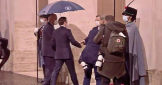 Copertina di Macron arriva a Palazzo Chigi: Draghi accoglie il presidente francese – Video