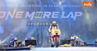 Copertina di L’ultimo simbolico giro di pista di Valentino Rossi in Yamaha a Eicma di fronte ai fan – Video