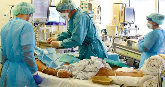 Covid, in Germania stop agli interventi non urgenti negli ospedali. In Portogallo torna il Green pass e l’obbligo di mascherina al chiuso