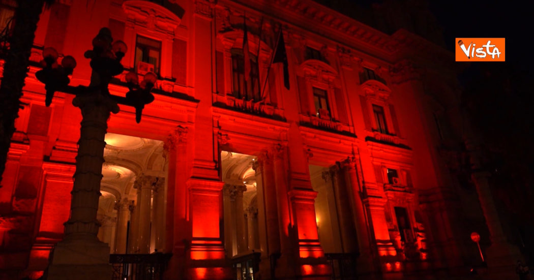 Giornata contro la violenza sulle donne, il ministero dell’Istruzione si tinge di rosso – Video