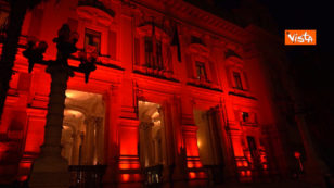 Copertina di Giornata contro la violenza sulle donne, il ministero dell’Istruzione si tinge di rosso – Video