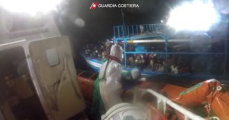 Copertina di Lampedusa, la Guardia costiera salva 296 migranti a bordo di un barcone in balia delle onde: alcuni erano caduti in mare – Video