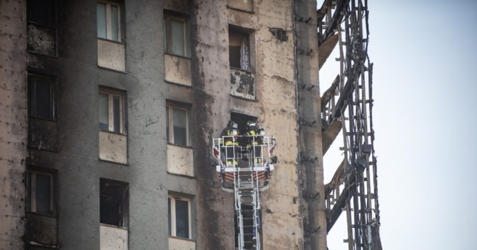 Incendio alla Torre dei Moro, depositata la relazione sulle cause: “Pannelli forniti prima dell’omologazione”