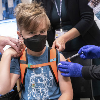 Copertina di Ok dell’Ema al vaccino ai bimbi: il Fatto di domani 26 novembre