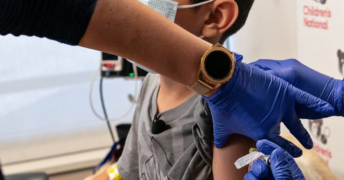 Vaccino ai bambini, l’annuncio di Figliuolo: si parte il 16 dicembre con 1,5 milioni di dosi