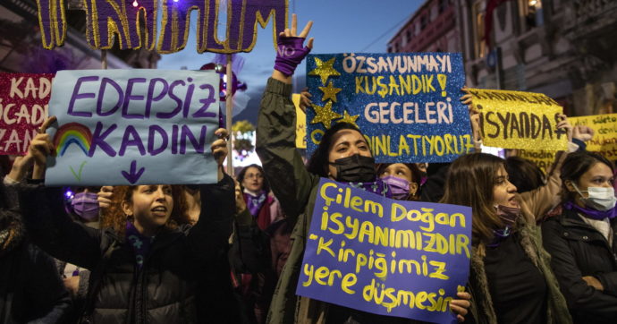 Copertina di Allarme violenze, ma per Erdogan le donne “devono stare a casa”