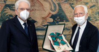 Copertina di Giorgio Armani proclamato Cavaliere al Merito della Repubblica da Sergio Mattarella: “Fiora di rappresentare l’Italia nel mondo”