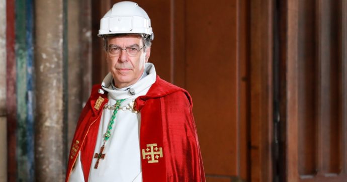 L’arcivescovo di Parigi si dimette: “Ebbe una relazione con una donna nel 2012”. Lui smentisce, ma rimette il mandato al Papa