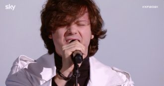 Copertina di X Factor 2021, Baltimora sul palco con il brano “Baltimora”, un piccolo gioiello pop che vale il passaggio del turno