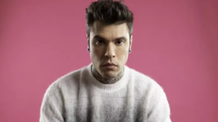 Copertina di Fedez presenta Disumano e ne ha per tutti: “Io e mia moglie tutti i desideri esauditi, come Renzi con ottantamila pretrodollari sauditi”. Strofe anche su Meloni e Lega