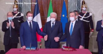 Trattato Italia-Francia, Draghi e Macron siglano il patto davanti a Mattarella: lunga stretta di mano e applausi dopo la firma – Video