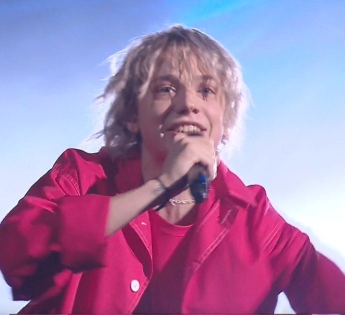 X Factor 2021, Gianmaria torna sul palco con il suo secondo pezzo originale: “Senza saliva”. Ritmo e penna che lo traghettano in semifinale