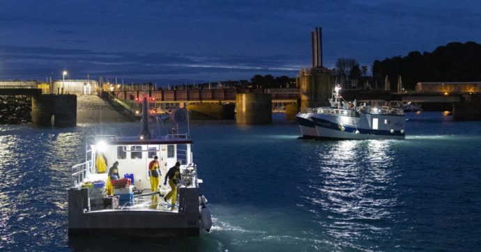 Brexit, prosegue la protesta dei pescatori francesi nella Manica: fermati i traghetti e bloccato l’accesso all’Eurotunnel