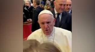Copertina di La gaffe di Papa Francesco con i fedeli pugliesi: “Da dove venite?”. Quando loro rispondono lui ribatte: “La Puglia è un po’ pericolosa, no?”