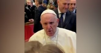 Copertina di La gaffe di Papa Francesco con i fedeli pugliesi: “Da dove venite?”. Quando loro rispondono lui ribatte: “La Puglia è un po’ pericolosa, no?”