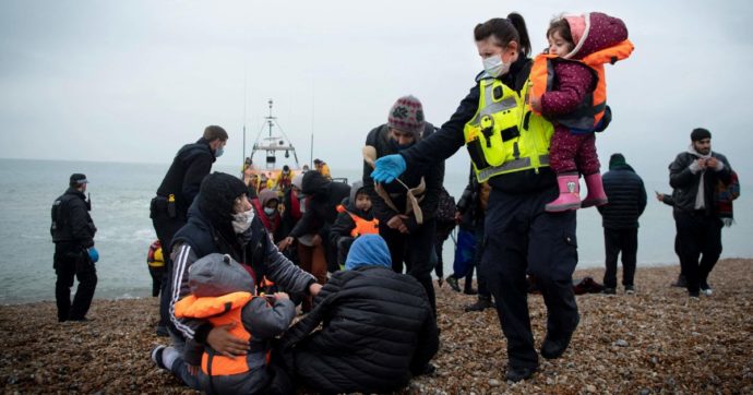 Copertina di Londra e Parigi litigano sui migranti che affogano
