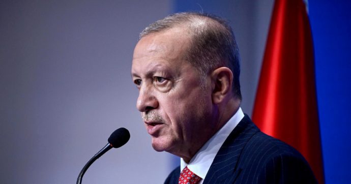 Nato, Erdoğan frena l’ottimismo di Svezia e Finlandia sull’adesione: “Devono fornirci garanzie di sicurezza”