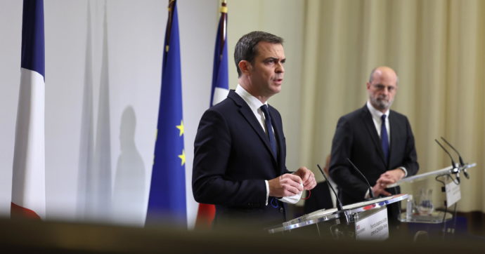 Copertina di Ondata di Covid: Macron non vuole restrizioni, a breve si vota