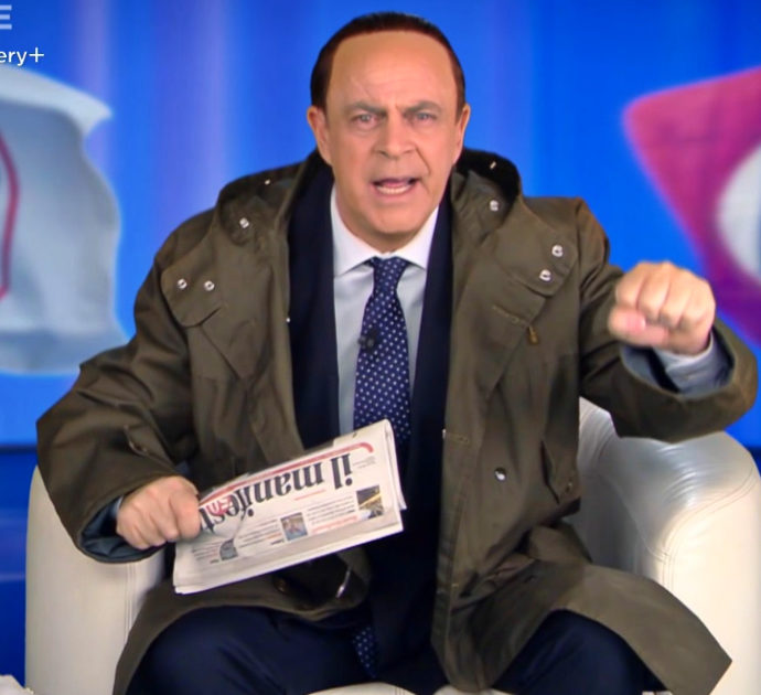 Crozza-Berlusconi con eskimo e pugno chiuso alla disperata ricerca di voti per il Quirinale: “Io sono sempre stato di sinistra”