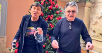 Copertina di Gianni Morandi e Bobby Solo improvvisano un duetto. Enrico Mentana: “Ragazzi, avete un futuro” – Video