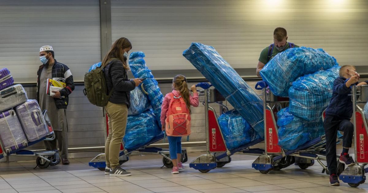 Variante Omicron, primi casi accertati anche in Germania e Gran Bretagna. Johnson: “Test molecolare e isolamento per chi entra in Uk”