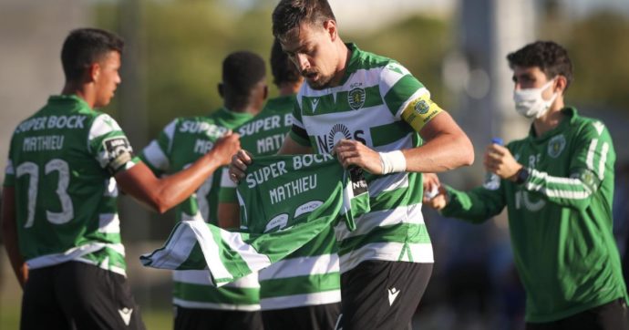 Belenenses, il club portoghese scende in campo in 9 a causa del Covid: l’arbitro sospende la partita nel secondo tempo