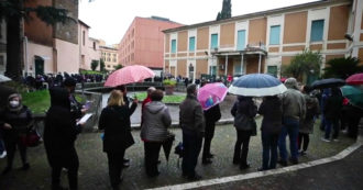 Copertina di Vaccini anti-Covid, a Roma lunghe code all’ospedale San Giovanni: in Italia +40% di prime dosi rispetto alla scorsa settimana – Video