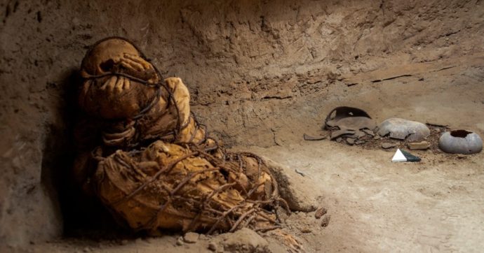Ritrovata mummia di 800 anni: “Legata con delle corde, una posizione misteriosa”