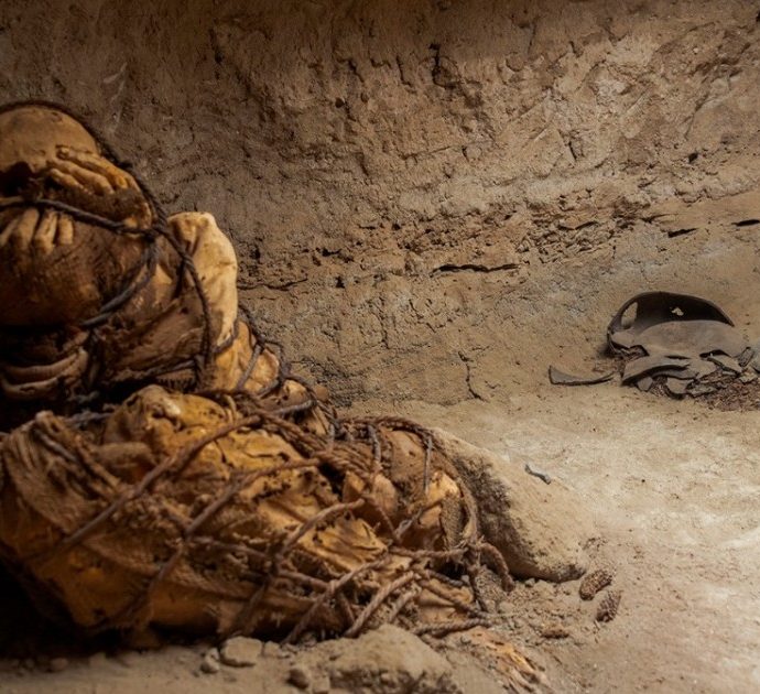 Ritrovata mummia di 800 anni: “Legata con delle corde, una posizione misteriosa”