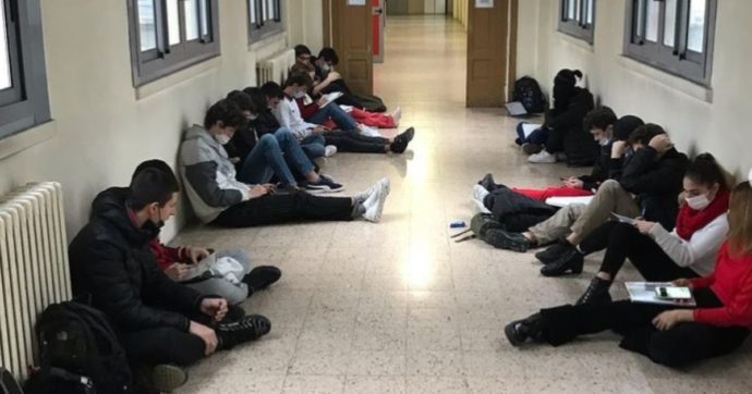 Milano, alunni in gonna contro la violenza sulle donne: prof si rifiuta di far lezione, loro studiano in corridoio per protesta