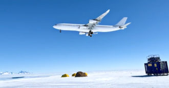 Copertina di Il primo volo commerciale atterra in Antartide (su una pista di ghiaccio): le immagini dell’impresa sono mozzafiato – Video