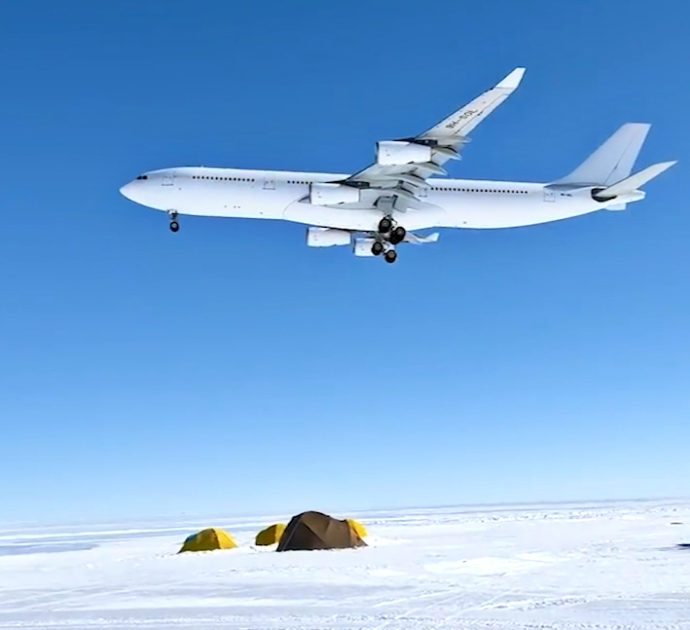 Il primo volo commerciale atterra in Antartide (su una pista di ghiaccio): le immagini dell’impresa sono mozzafiato – Video