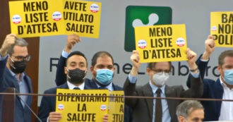 Riforma sanità in Lombardia, il M5s occupa l’Aula e scoppia il caos: nove espulsi, il presidente Fermi chiama la Digos – Video