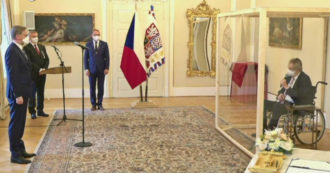 Copertina di Il presidente della Repubblica Ceca è positivo al Covid: la nomina del primo ministro all’interno di un box di plexiglas – Video