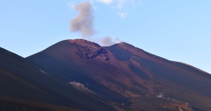 Etna, soccorritore alpino muore per un malore dopo aver salvato un escursionista caduto in un canalone del vulcano