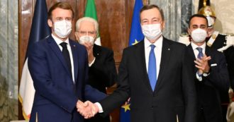 Copertina di Immagino l’elettore grillino che sbianca alla vista di Draghi, Macron, Mattarella e dietro Di Maio