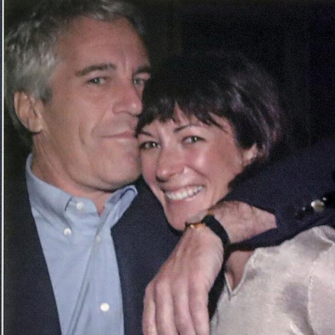 Jeffrey Epstein, al via il processo a Ghislaine Maxwell: “Lei reclutava minorenni e le obbligava a fare sesso con lui”