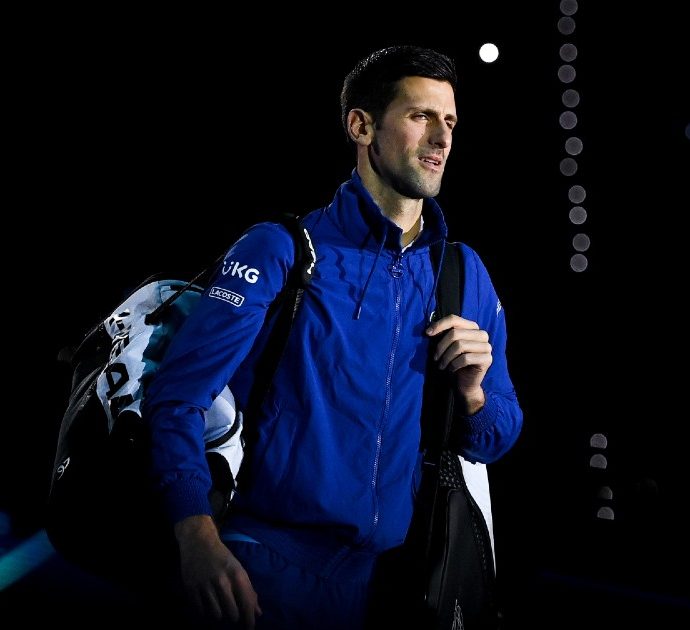 Djokovic trova una scritta fatta col rossetto sullo specchio del suo ascensore