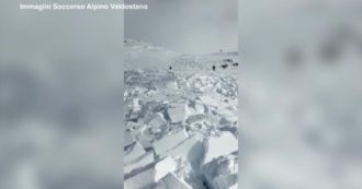 Copertina di Valle d’Aosta, valanga sulla pista da sci: travolto un addetto alla sicurezza. Le immagini del soccorso alpino – Video