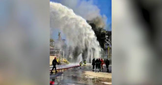 Livorno, dentro la raffineria Eni coinvolta dall’incendio: il lavoro dei vigili del fuoco per spegnere le fiamme – Video